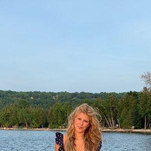 Meet your Posher, Mona